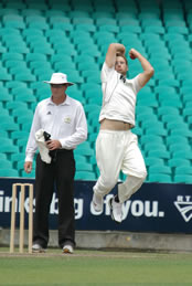 Daniel Vettori bowling