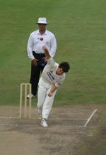 Moises Henriques bowling