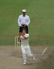 Moises Henriques bowling