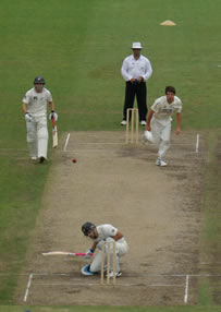 Moises Henriques strikes Daniel Vettori with a delivery