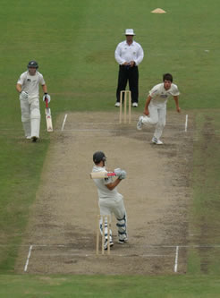 Daniel Vettori pulls Moises Henriques away for four runs